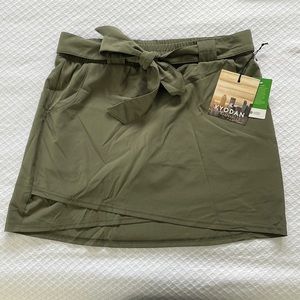 Cute athletic skirt! Has built in spandex shorts. Never worn, with tags.
